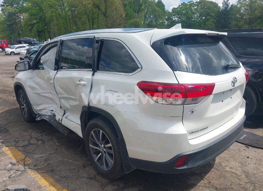 Photo 3 of 2017 Toyota Highlander XLE (VIN 5TDKZRFH1HS518921)