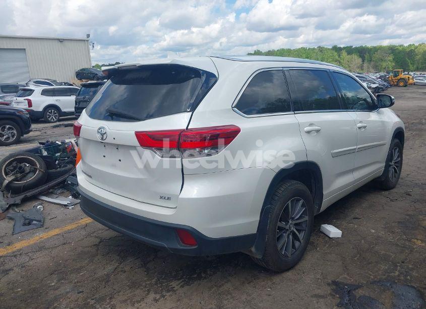 Photo 4 of 2017 Toyota Highlander XLE (VIN 5TDKZRFH1HS518921)