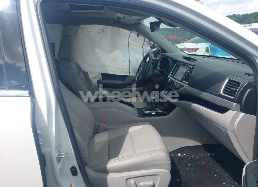 Photo 5 of 2017 Toyota Highlander XLE (VIN 5TDKZRFH1HS518921)