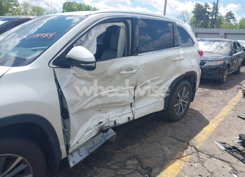 Photo 6 of 2017 Toyota Highlander XLE (VIN 5TDKZRFH1HS518921)