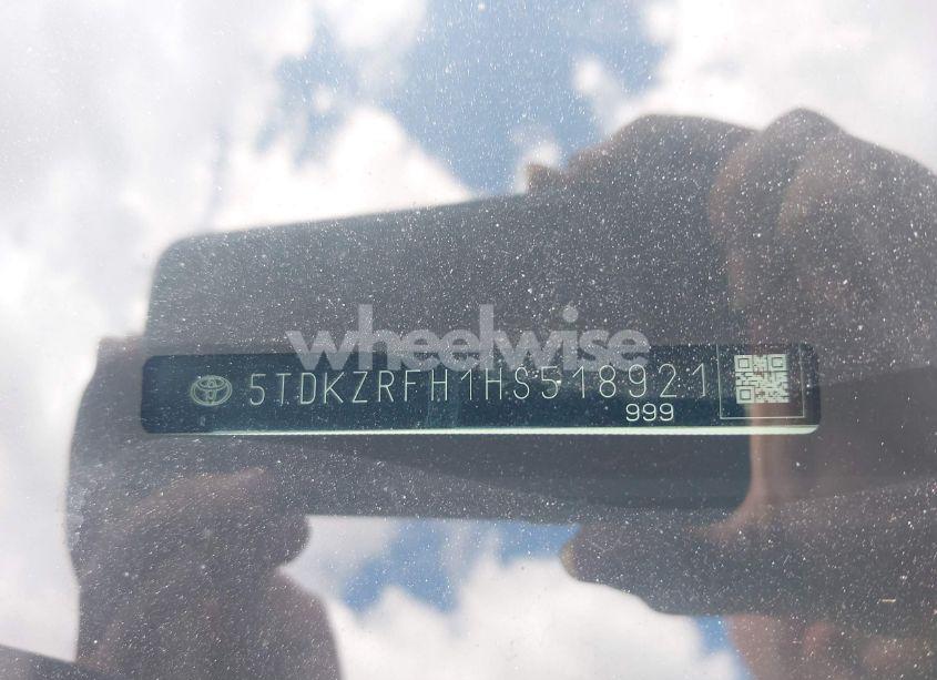 Photo 9 of 2017 Toyota Highlander XLE (VIN 5TDKZRFH1HS518921)