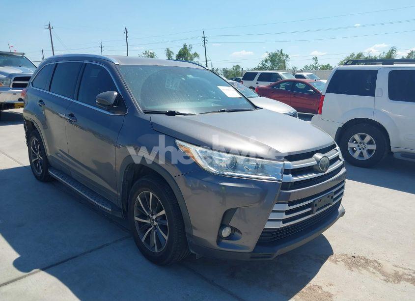 2018 Toyota Highlander XLE (VIN 5TDKZRFH1JS545381) main photo