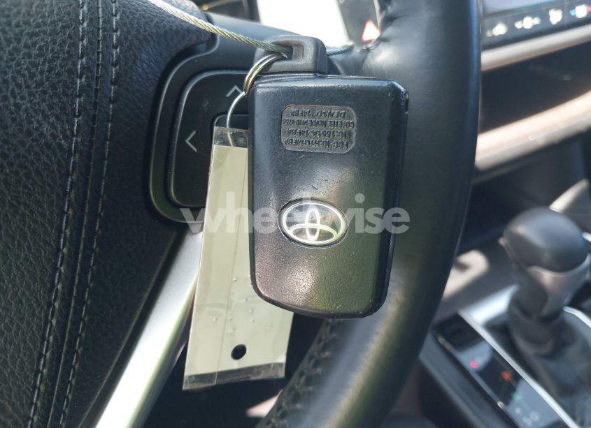 Photo 11 of 2018 Toyota Highlander XLE (VIN 5TDKZRFH1JS545381)