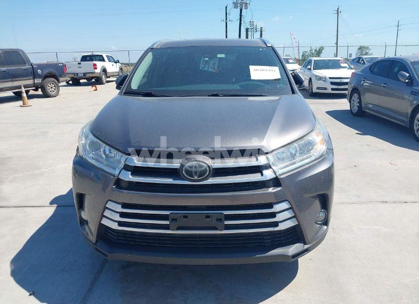 Photo 12 of 2018 Toyota Highlander XLE (VIN 5TDKZRFH1JS545381)