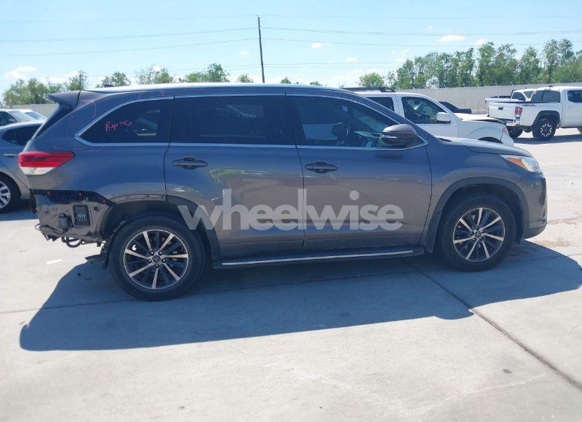 Photo 13 of 2018 Toyota Highlander XLE (VIN 5TDKZRFH1JS545381)