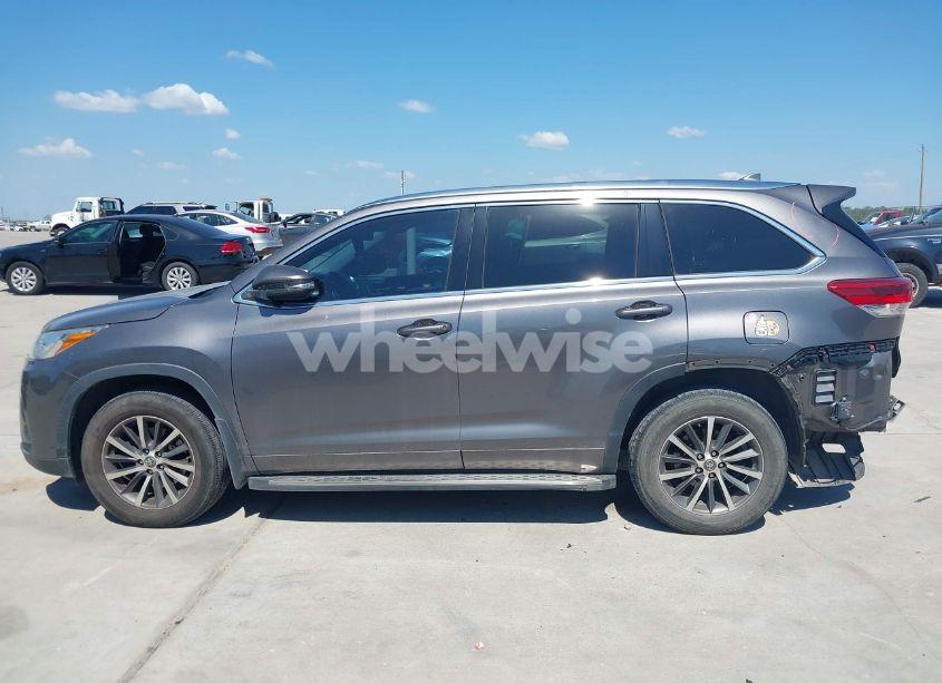 Photo 14 of 2018 Toyota Highlander XLE (VIN 5TDKZRFH1JS545381)