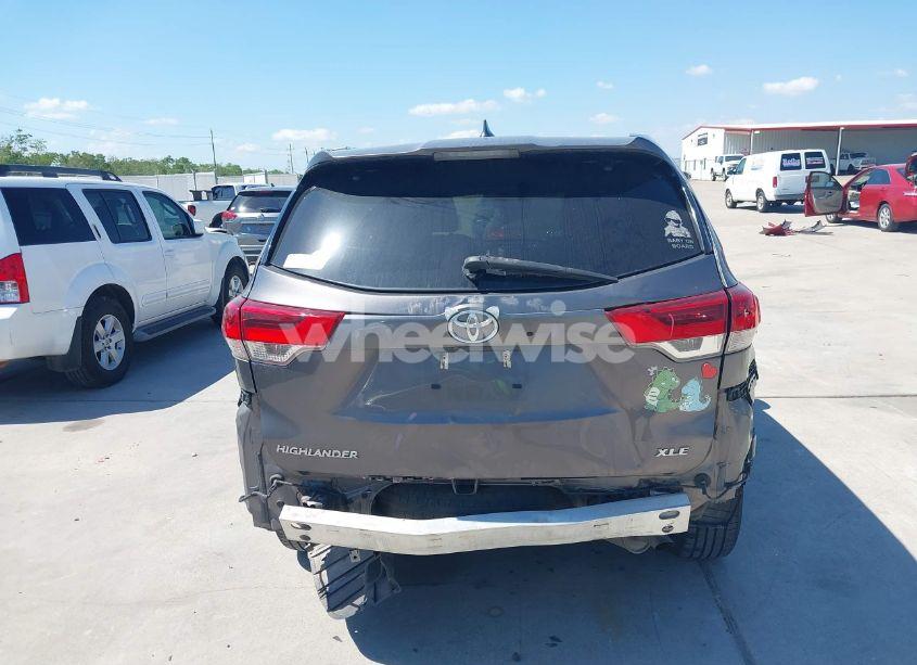 Photo 16 of 2018 Toyota Highlander XLE (VIN 5TDKZRFH1JS545381)