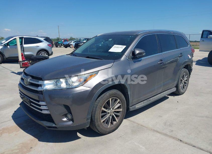 Photo 2 of 2018 Toyota Highlander XLE (VIN 5TDKZRFH1JS545381)