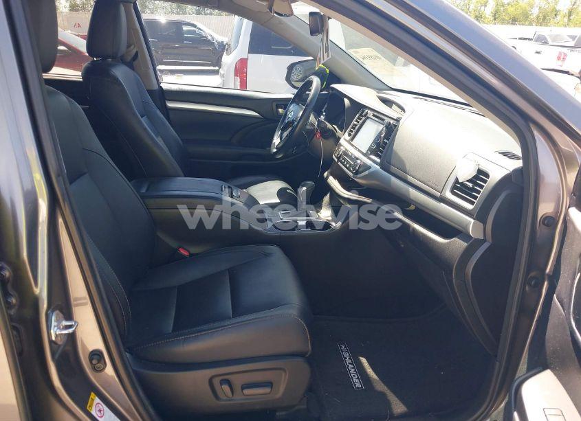 Photo 5 of 2018 Toyota Highlander XLE (VIN 5TDKZRFH1JS545381)