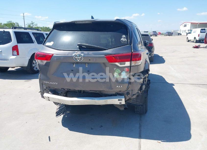 Photo 6 of 2018 Toyota Highlander XLE (VIN 5TDKZRFH1JS545381)