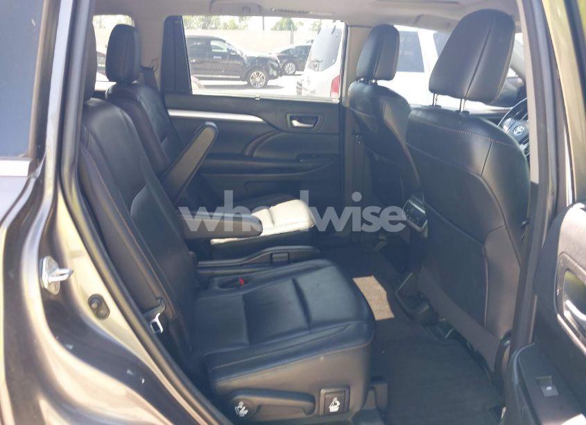 Photo 8 of 2018 Toyota Highlander XLE (VIN 5TDKZRFH1JS545381)