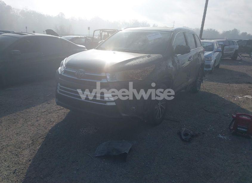 Photo 2 of 2018 Toyota Highlander SE/XLE (VIN 5TDKZRFH1JS559653)