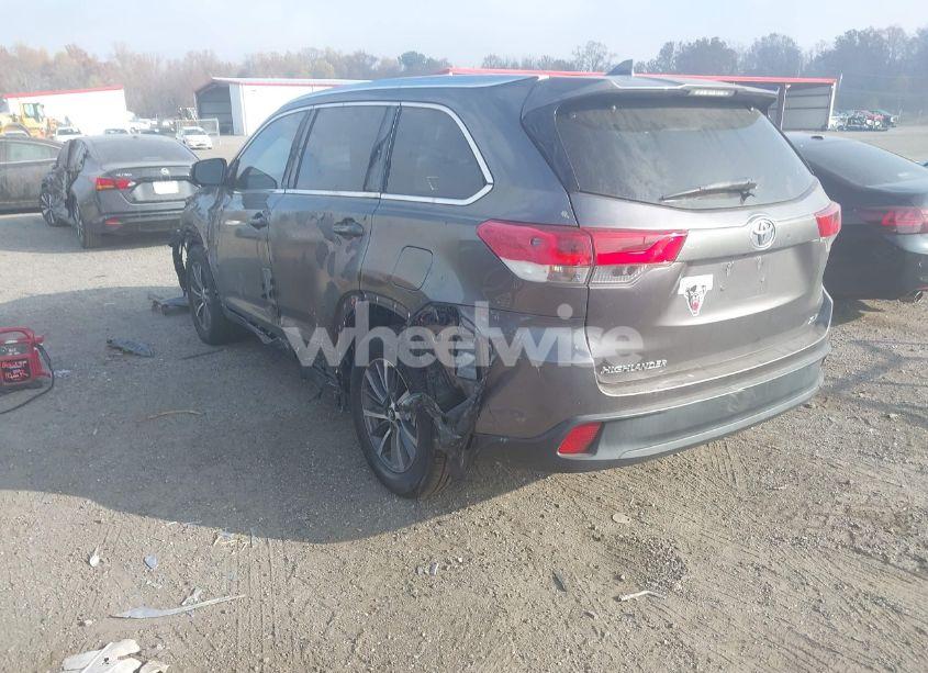 Photo 3 of 2018 Toyota Highlander SE/XLE (VIN 5TDKZRFH1JS559653)