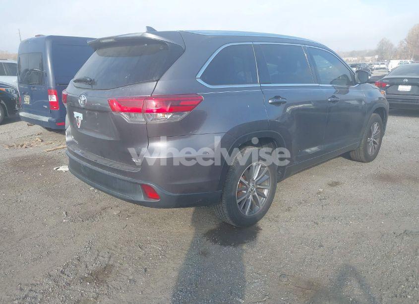 Photo 4 of 2018 Toyota Highlander SE/XLE (VIN 5TDKZRFH1JS559653)