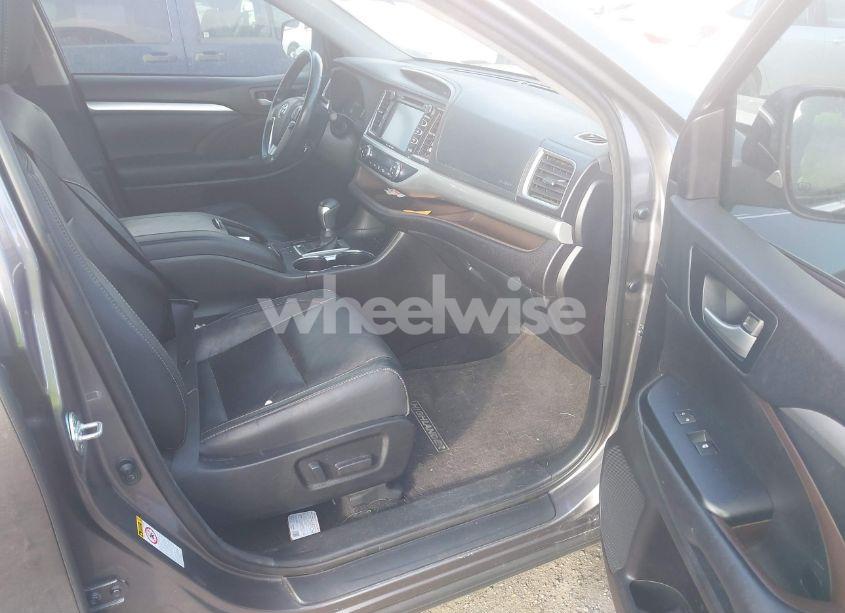 Photo 5 of 2018 Toyota Highlander SE/XLE (VIN 5TDKZRFH1JS559653)