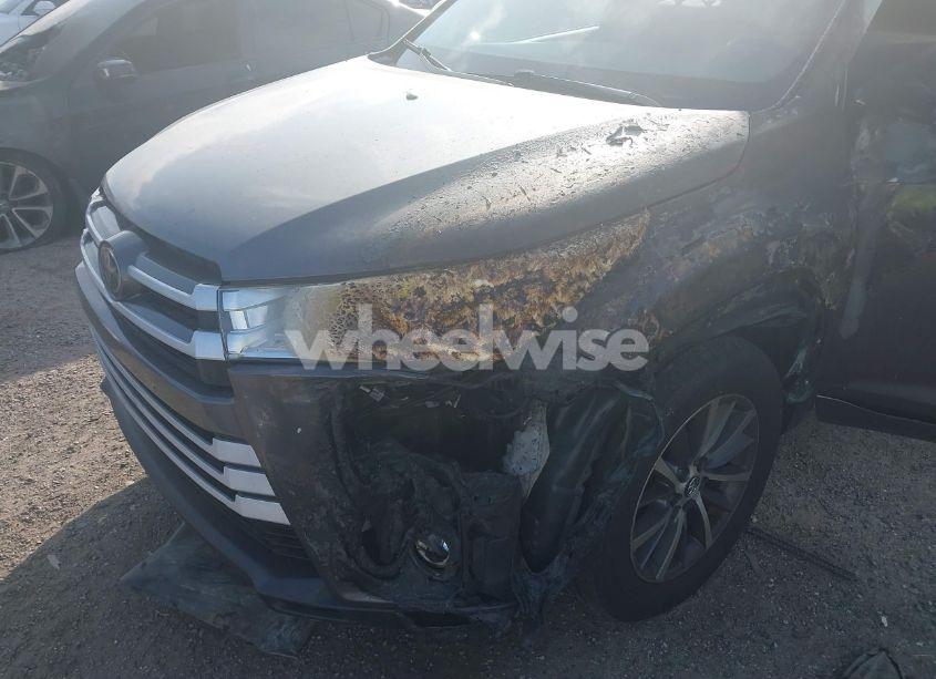 Photo 6 of 2018 Toyota Highlander SE/XLE (VIN 5TDKZRFH1JS559653)