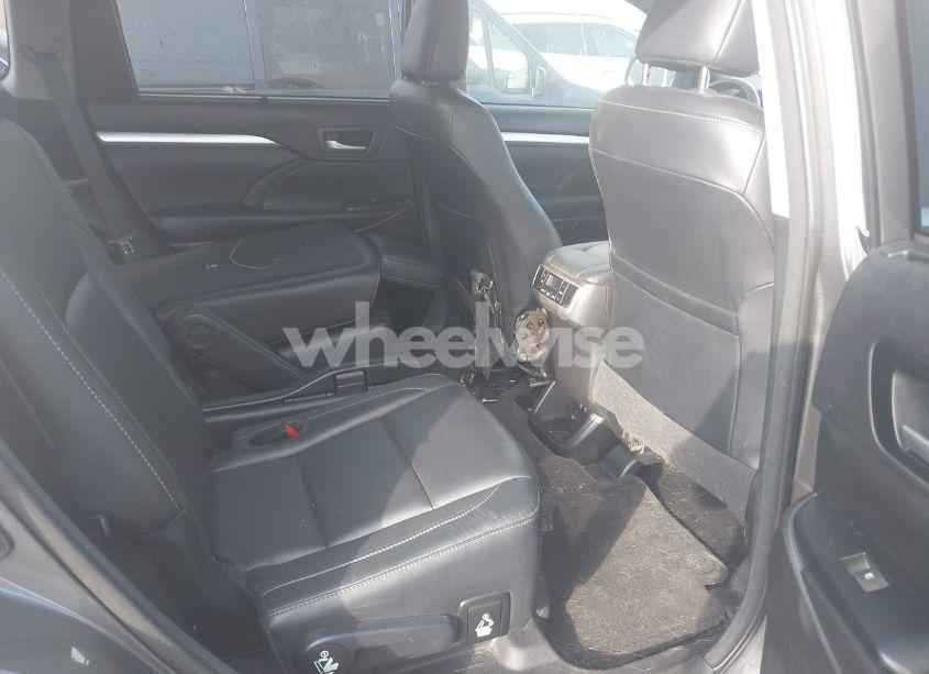 Photo 8 of 2018 Toyota Highlander SE/XLE (VIN 5TDKZRFH1JS559653)