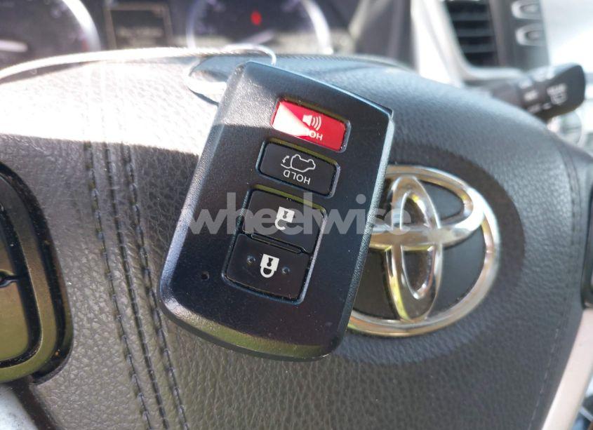 Photo 11 of 2019 Toyota Highlander XLE (VIN 5TDKZRFH1KS290412)