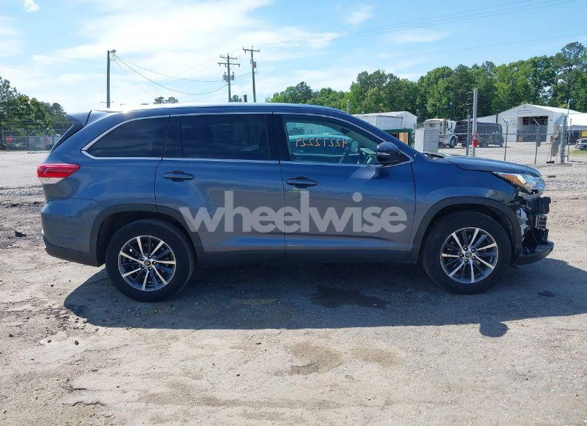 Photo 14 of 2019 Toyota Highlander XLE (VIN 5TDKZRFH1KS290412)