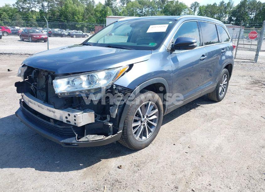 Photo 2 of 2019 Toyota Highlander XLE (VIN 5TDKZRFH1KS290412)