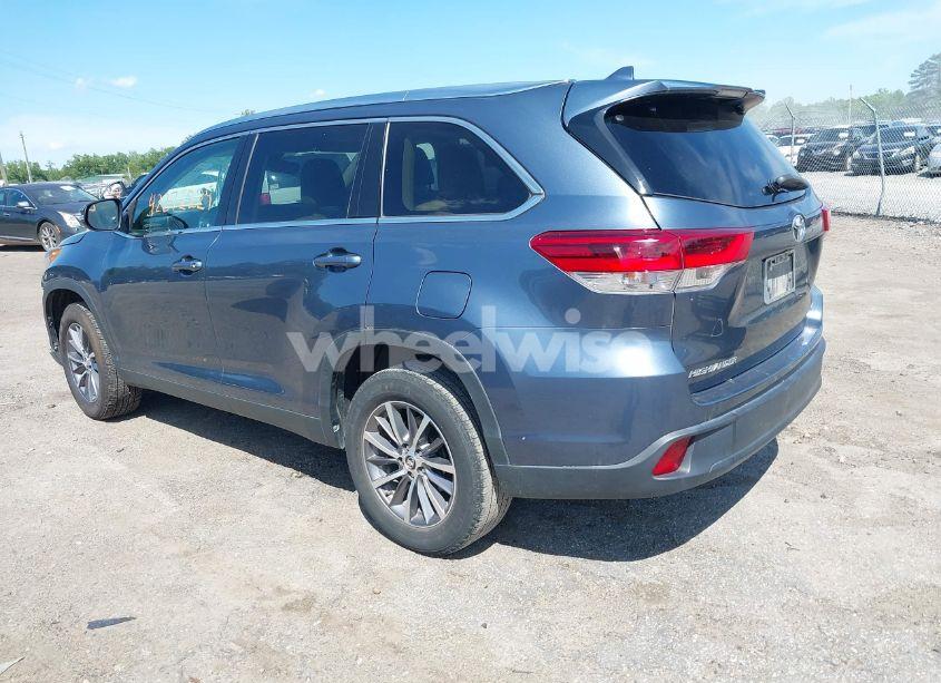 Photo 3 of 2019 Toyota Highlander XLE (VIN 5TDKZRFH1KS290412)