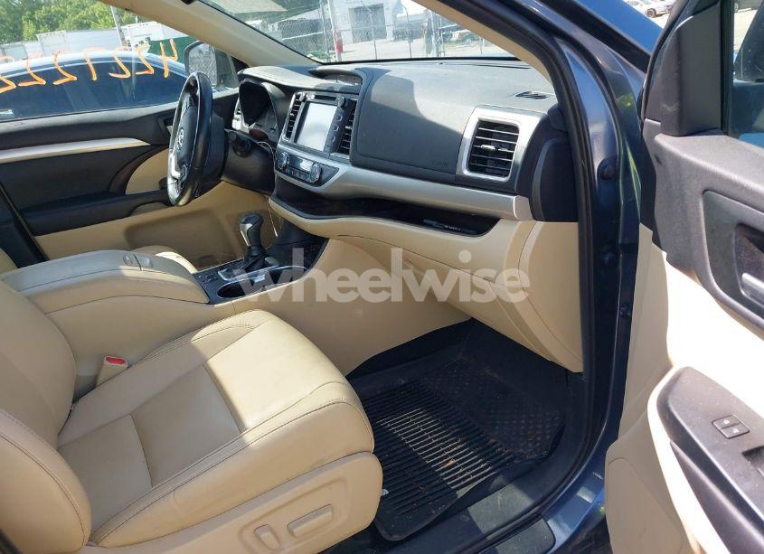 Photo 5 of 2019 Toyota Highlander XLE (VIN 5TDKZRFH1KS290412)