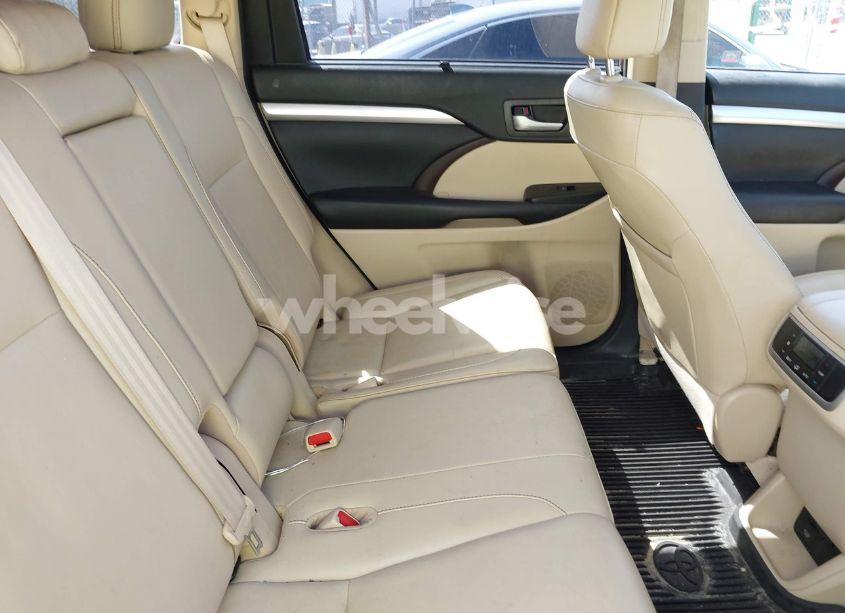 Photo 8 of 2019 Toyota Highlander XLE (VIN 5TDKZRFH1KS290412)