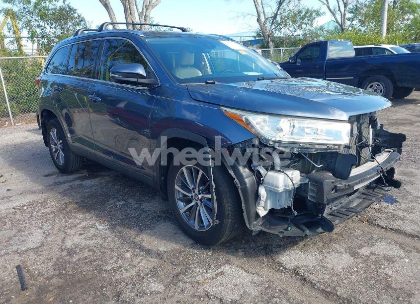 2019 Toyota Highlander XLE (VIN 5TDKZRFH1KS299580) main photo