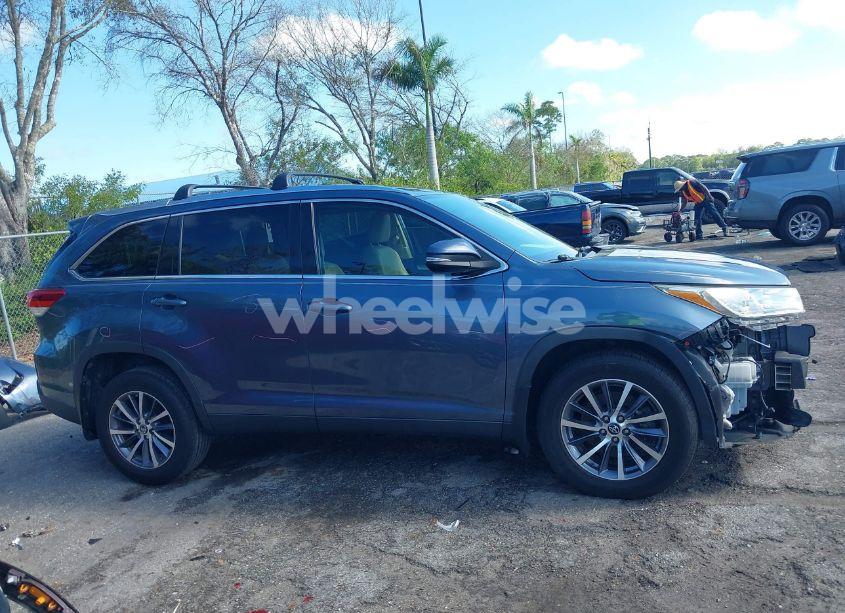 Photo 13 of 2019 Toyota Highlander XLE (VIN 5TDKZRFH1KS299580)