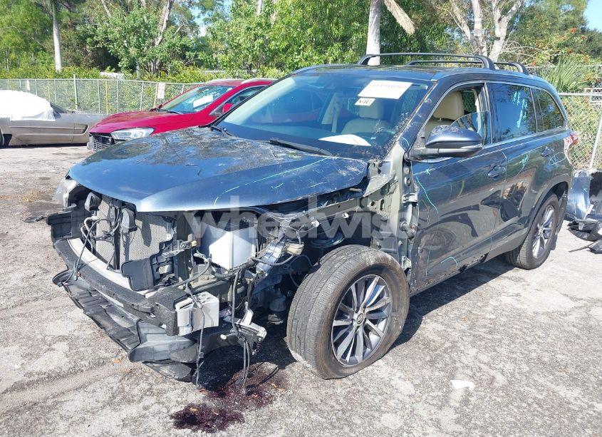Photo 2 of 2019 Toyota Highlander XLE (VIN 5TDKZRFH1KS299580)