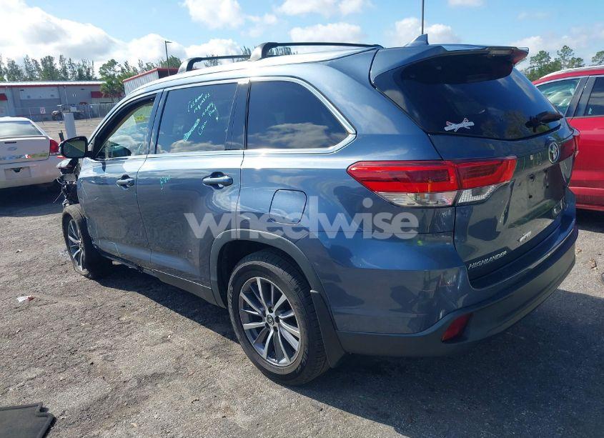 Photo 3 of 2019 Toyota Highlander XLE (VIN 5TDKZRFH1KS299580)