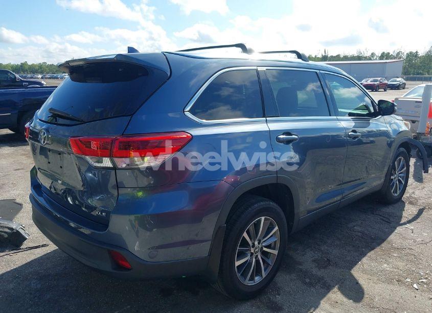 Photo 4 of 2019 Toyota Highlander XLE (VIN 5TDKZRFH1KS299580)