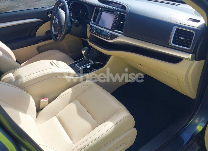 Photo 5 of 2019 Toyota Highlander XLE (VIN 5TDKZRFH1KS299580)