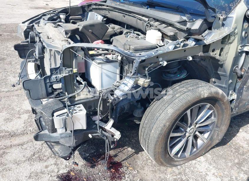 Photo 6 of 2019 Toyota Highlander XLE (VIN 5TDKZRFH1KS299580)