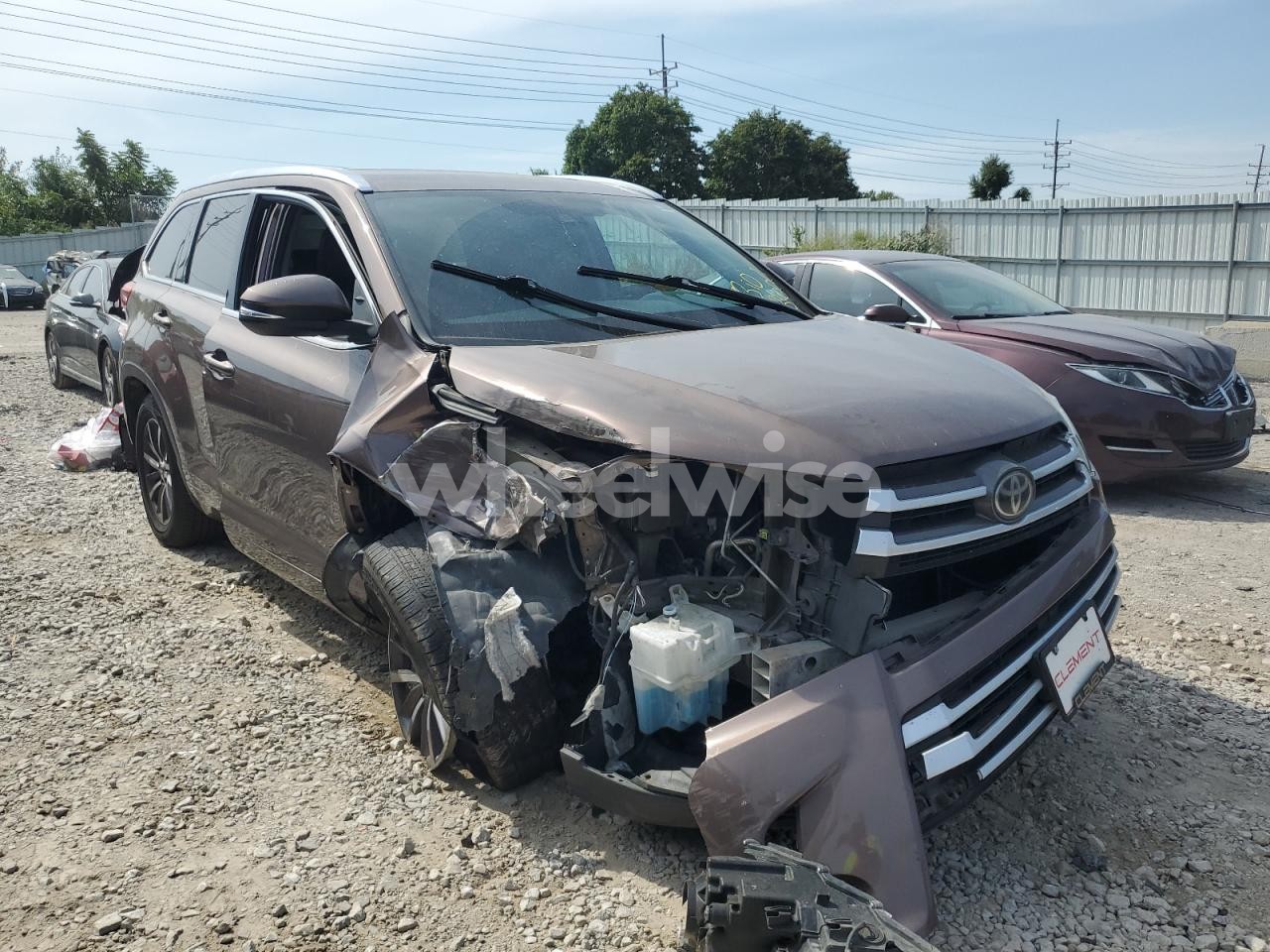 Photo 4 of 2017 TOYOTA HIGHLANDER SE (VIN 5TDKZRFH2HS188111)
