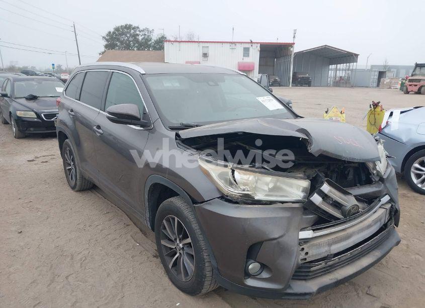 2017 Toyota Highlander XLE (VIN 5TDKZRFH2HS195429) main photo