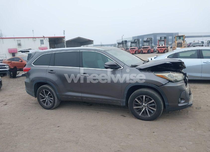 Photo 14 of 2017 Toyota Highlander XLE (VIN 5TDKZRFH2HS195429)