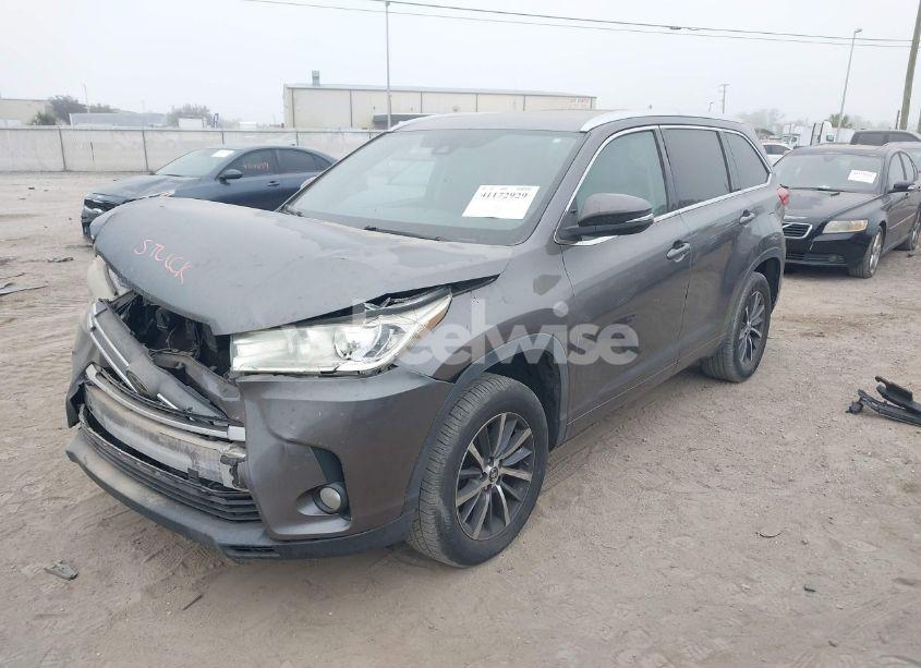 Photo 2 of 2017 Toyota Highlander XLE (VIN 5TDKZRFH2HS195429)