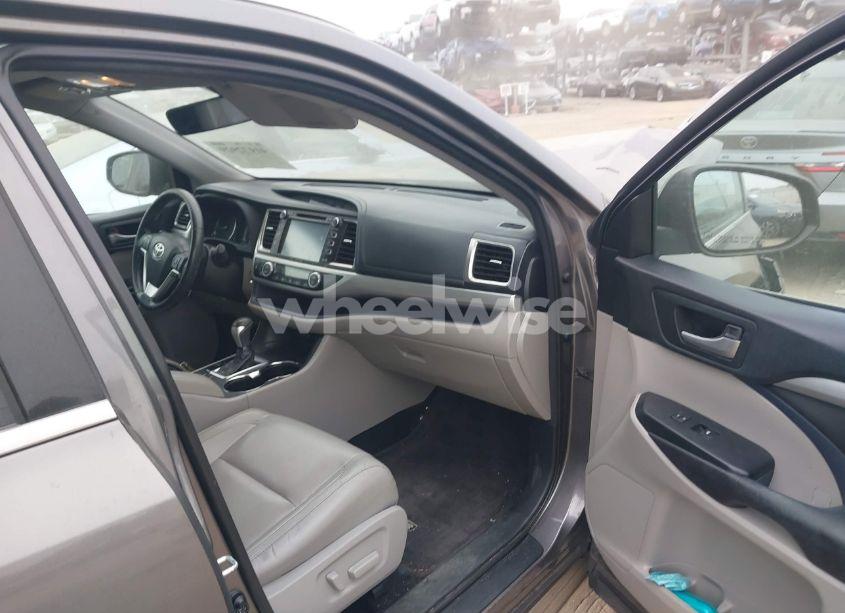 Photo 5 of 2017 Toyota Highlander XLE (VIN 5TDKZRFH2HS195429)