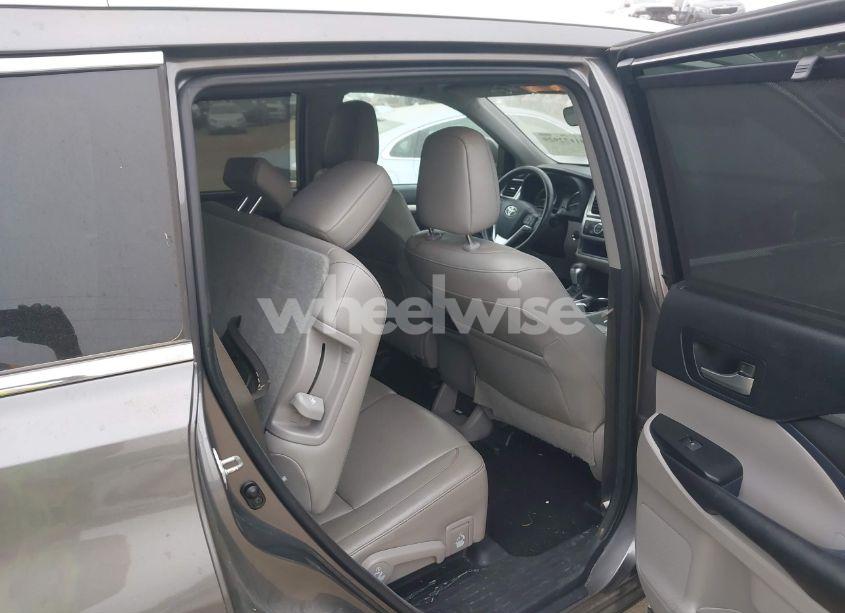 Photo 8 of 2017 Toyota Highlander XLE (VIN 5TDKZRFH2HS195429)