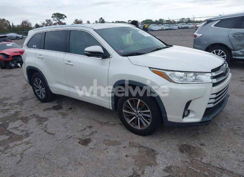 2017 Toyota Highlander XLE (VIN 5TDKZRFH2HS202816) main photo