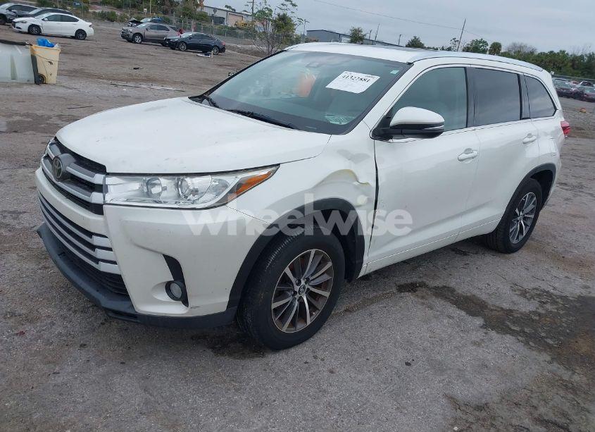 Photo 2 of 2017 Toyota Highlander XLE (VIN 5TDKZRFH2HS202816)