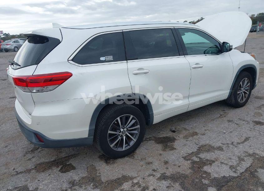 Photo 4 of 2017 Toyota Highlander XLE (VIN 5TDKZRFH2HS202816)