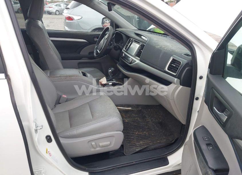 Photo 5 of 2017 Toyota Highlander XLE (VIN 5TDKZRFH2HS202816)