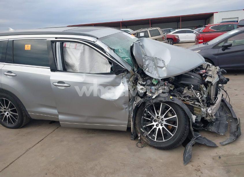 Photo 11 of 2018 Toyota Highlander SE (VIN 5TDKZRFH2JS536267)