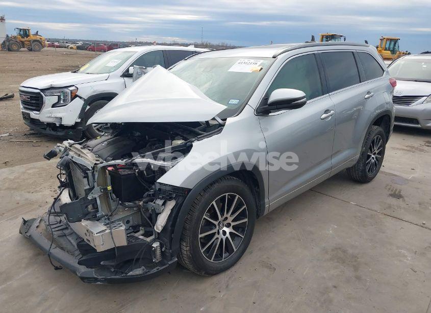Photo 2 of 2018 Toyota Highlander SE (VIN 5TDKZRFH2JS536267)