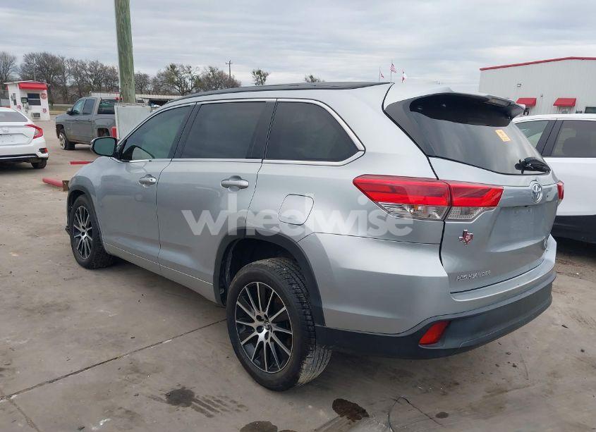 Photo 3 of 2018 Toyota Highlander SE (VIN 5TDKZRFH2JS536267)