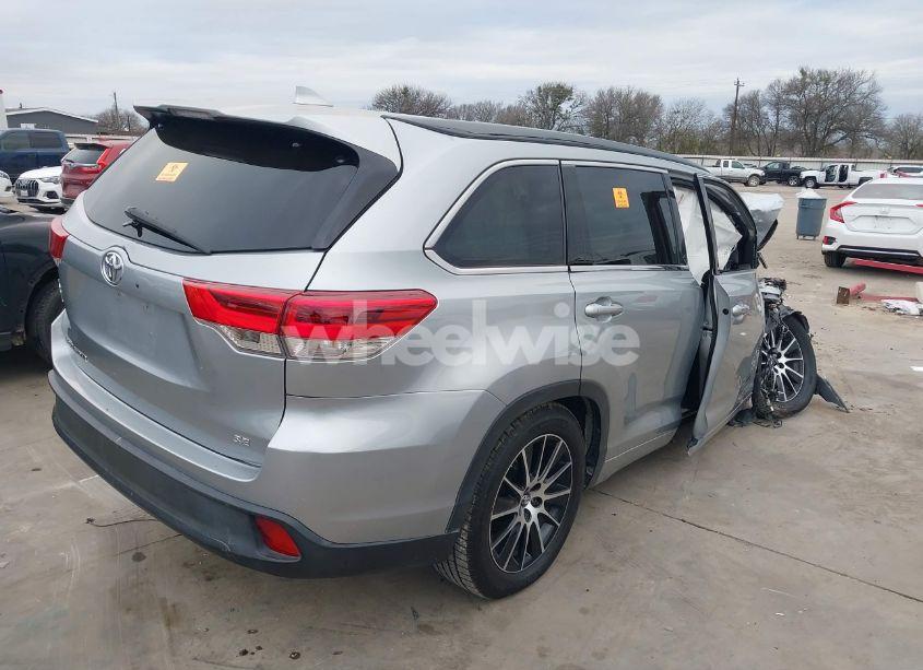 Photo 4 of 2018 Toyota Highlander SE (VIN 5TDKZRFH2JS536267)