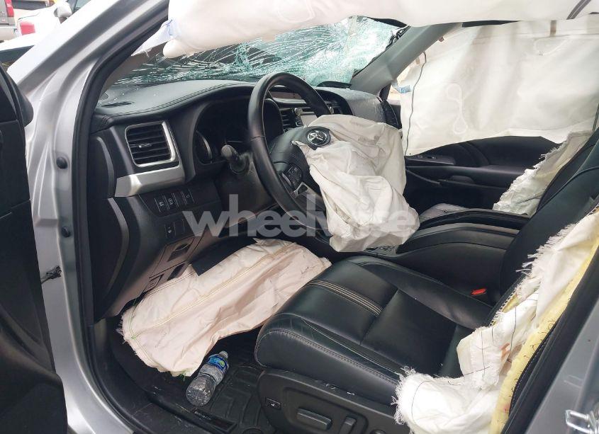 Photo 5 of 2018 Toyota Highlander SE (VIN 5TDKZRFH2JS536267)