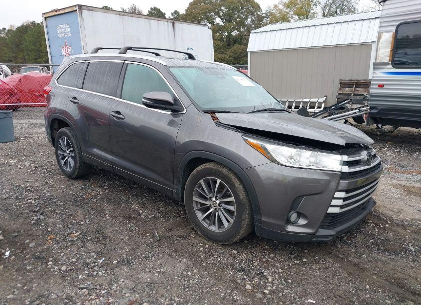 2018 Toyota Highlander XLE (VIN 5TDKZRFH2JS541341) main photo
